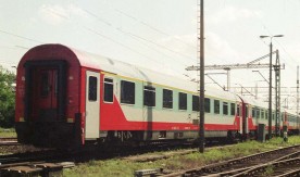 Wagon osobowy w kolorowym malowaniu na stacji w Warszawie, 26.07.1997....